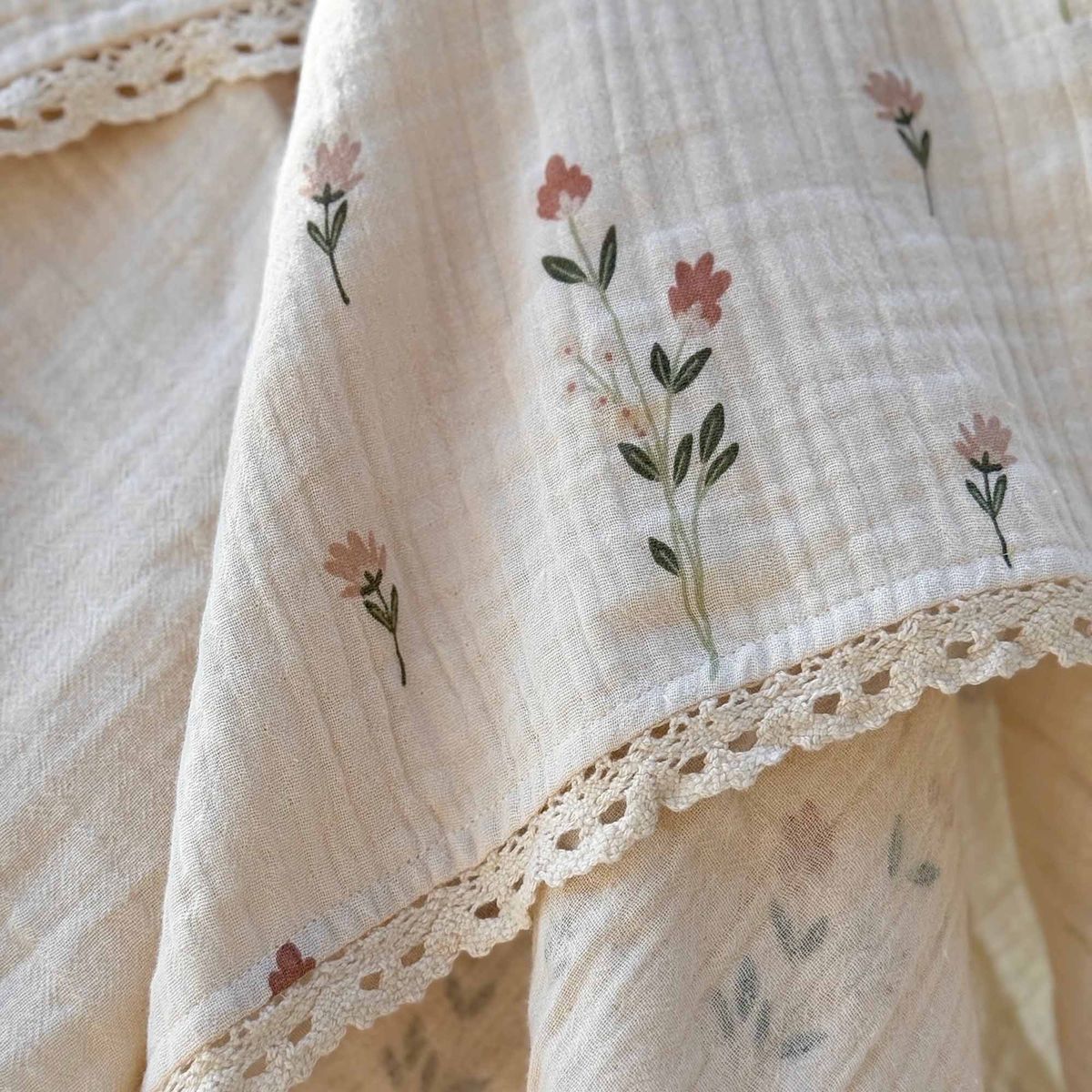 Summerville Organic Crinkle muslin teppe/klut med blondekant